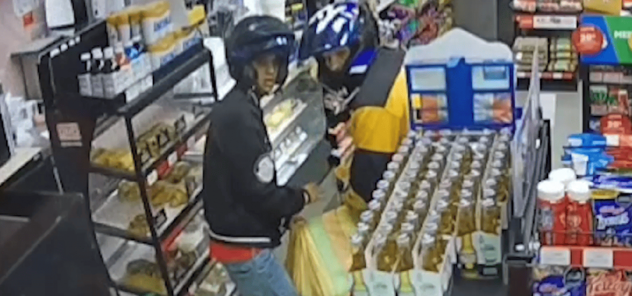 Estos sujetos fueron capturados luego de haber hurtado un supermercado.