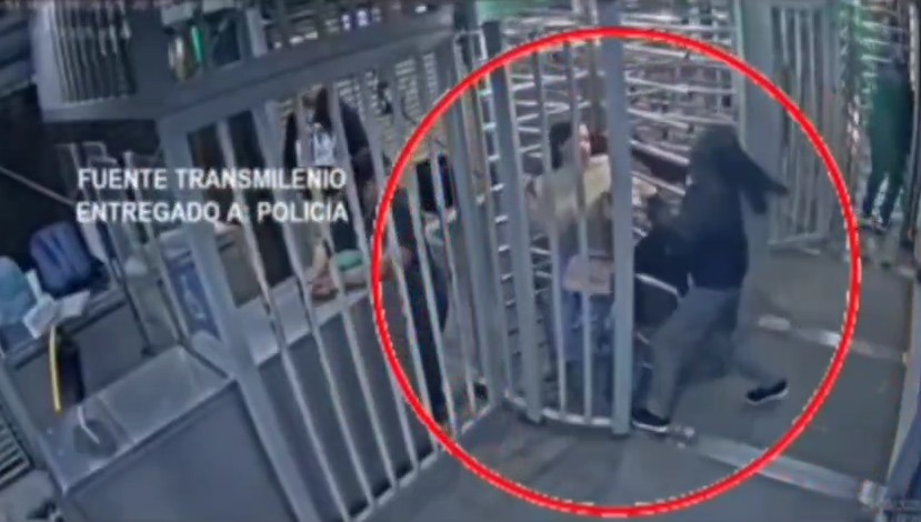 Detalles inéditos de la captura de una pareja robando en el transporte masivo: la mujer quedó atrapada en el torniquete Detalles inéditos de la captura de una pareja robando en el transporte masivo: la mujer quedó atrapada en el torniquete