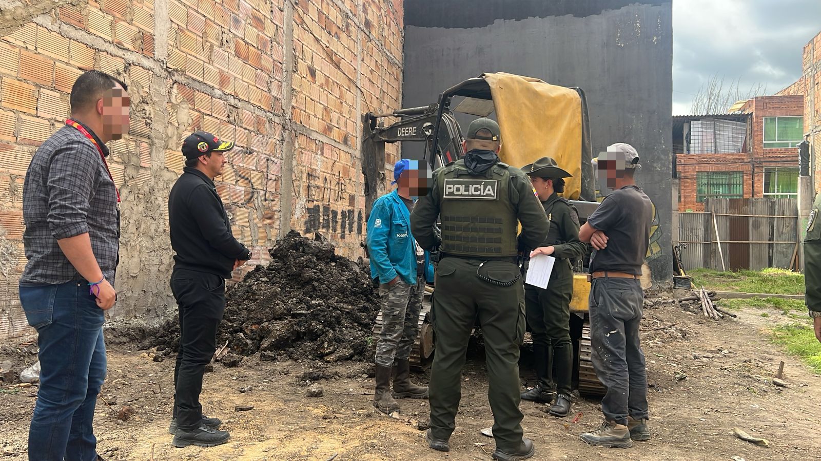 Capturadas dos personas por urbanismo ilegal e incautada maquinaria amarilla en Kennedy Capturadas dos personas por urbanismo ilegal e incautada maquinaria amarilla en Kennedy
