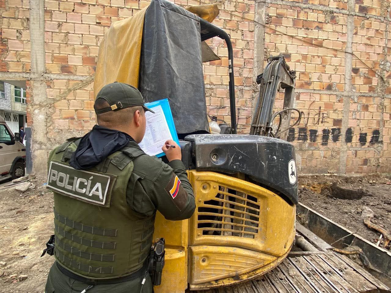 Capturadas dos personas por urbanismo ilegal e incautada maquinaria amarilla en Kennedy Capturadas dos personas por urbanismo ilegal e incautada maquinaria amarilla en Kennedy