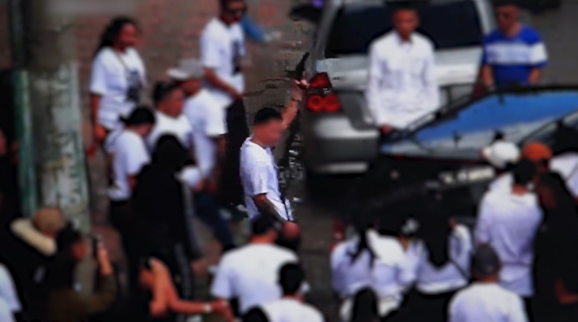 El sujeto intentó evadir las autoridades, pero las cámaras de videovigilancia permitieron su captura tras un minucioso seguimiento.