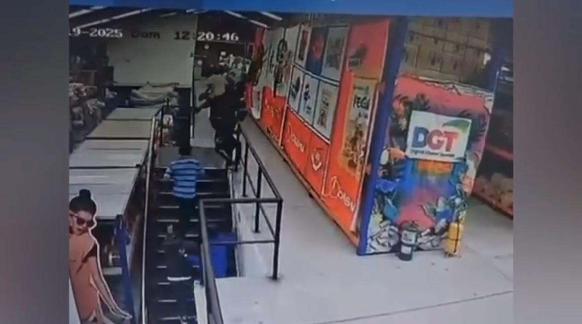 Capturadas en flagrancia 13 personas cuando intentaban hurtar una bodega textil en Fontibón Capturadas en flagrancia 13 personas cuando intentaban hurtar una bodega textil en Fontibón