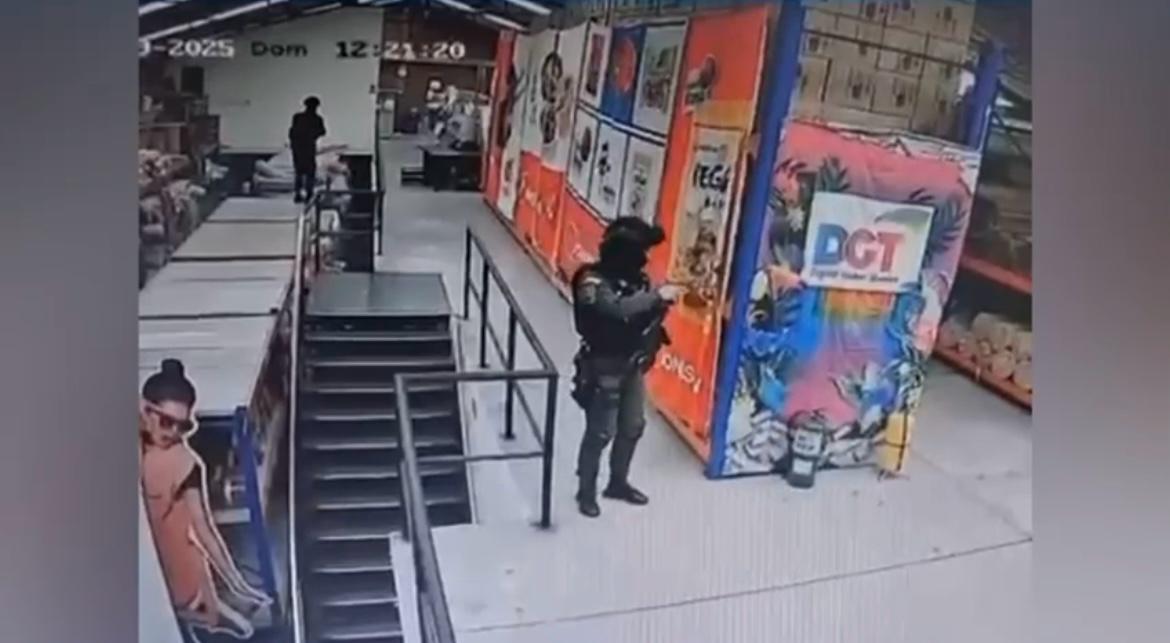 Capturadas en flagrancia 13 personas cuando intentaban hurtar una bodega textil en Fontibón Capturadas en flagrancia 13 personas cuando intentaban hurtar una bodega textil en Fontibón
