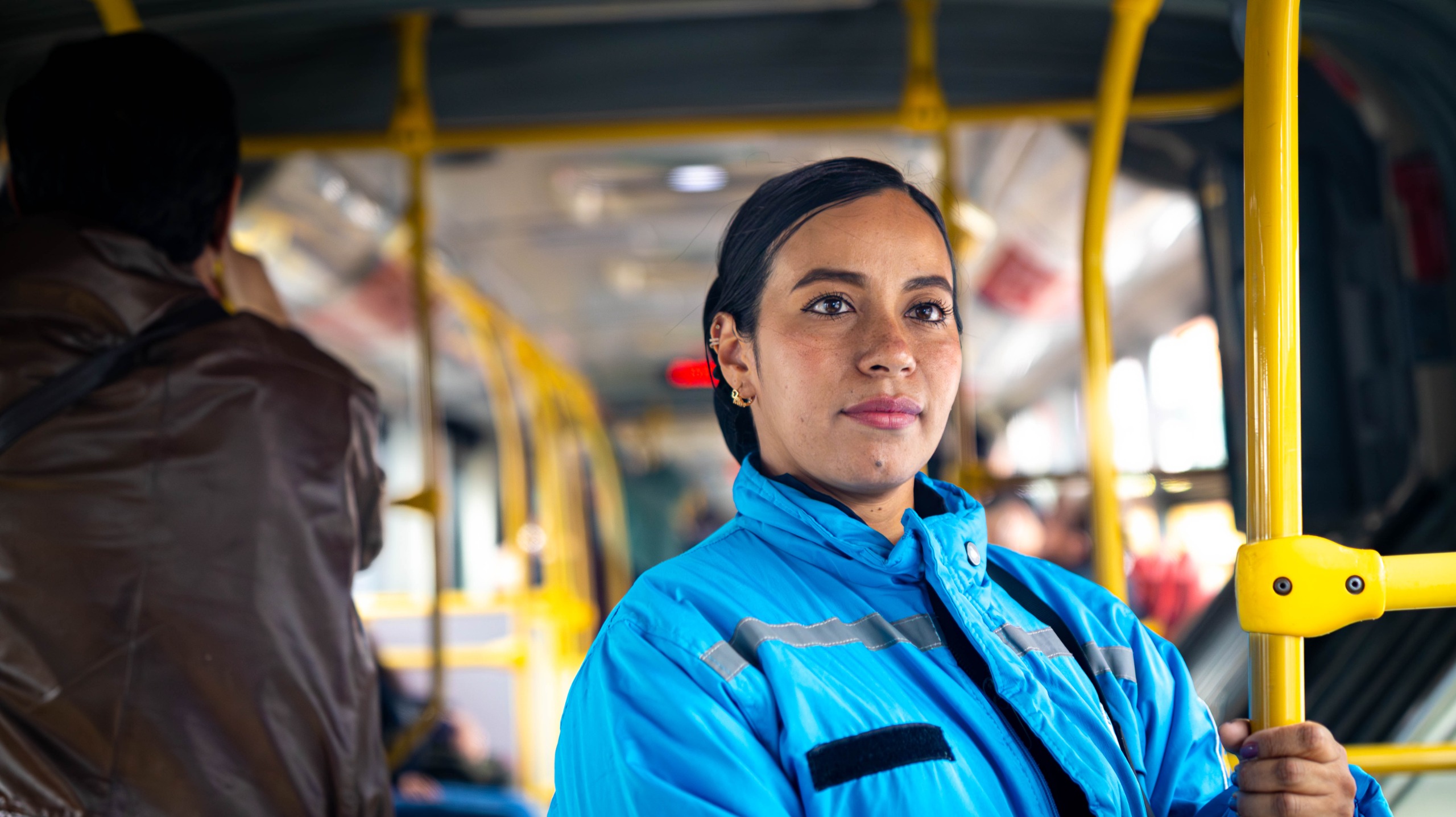 Mujer dentro de un transmilenio