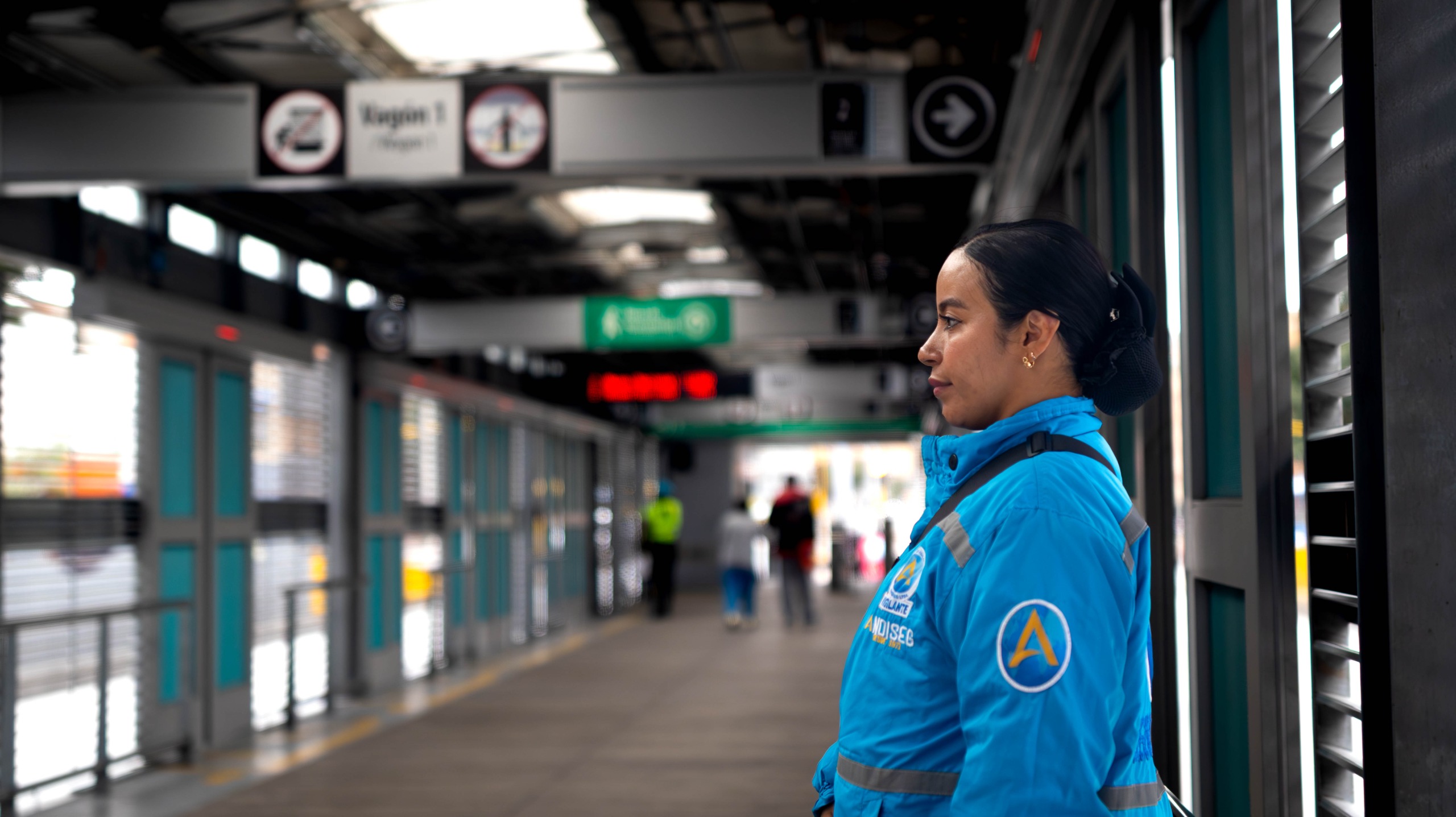 Mujer dentro de un transmilenio