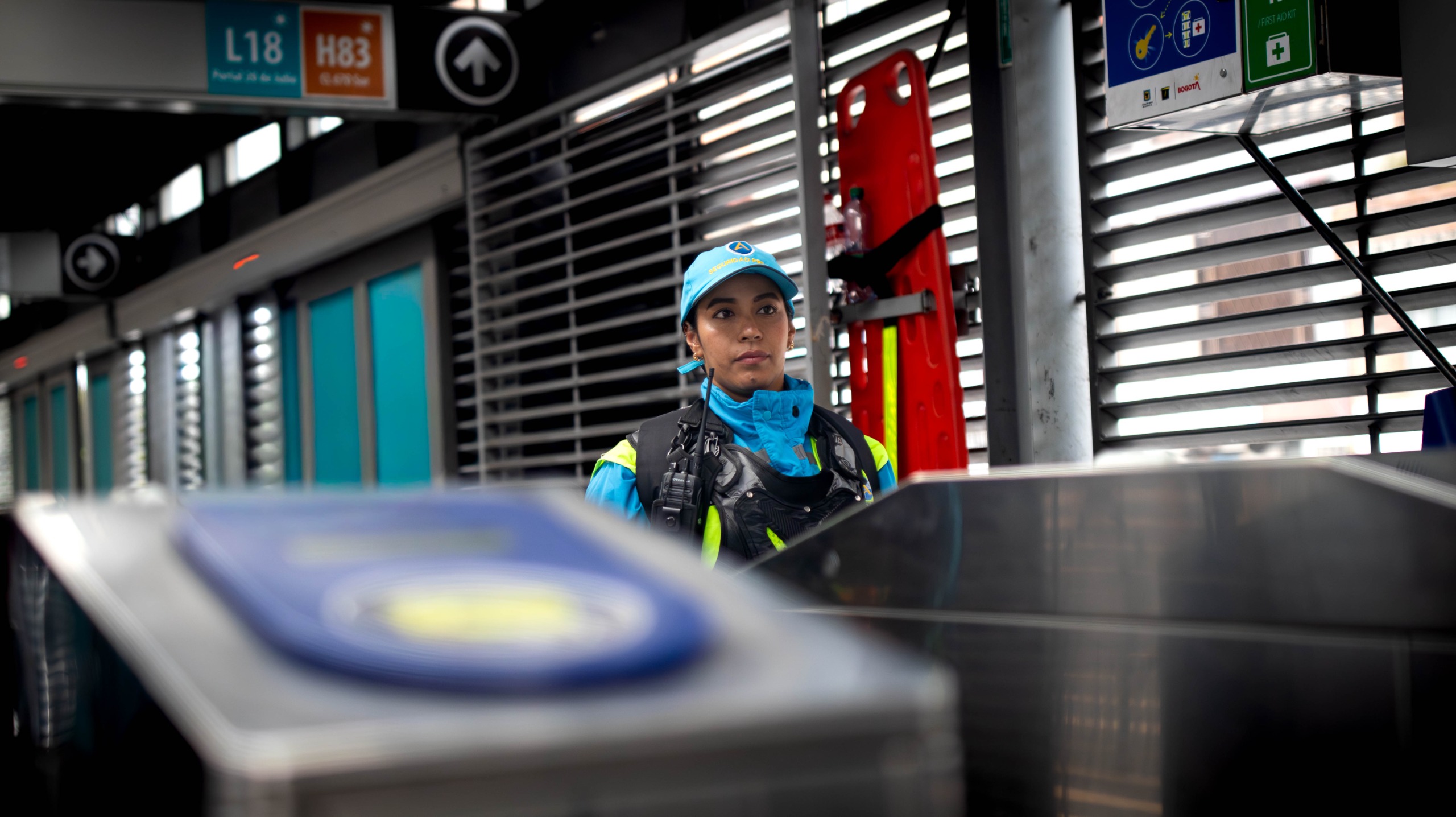 Mujer dentro de un transmilenio