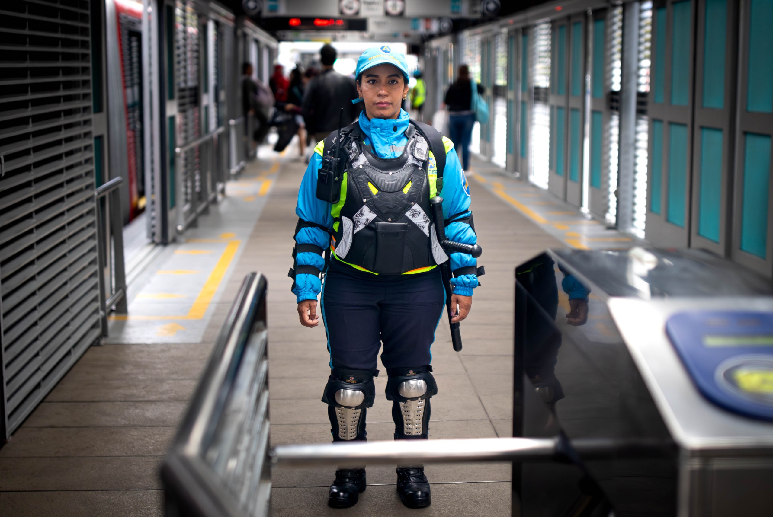 Mujer dentro de un transmilenio