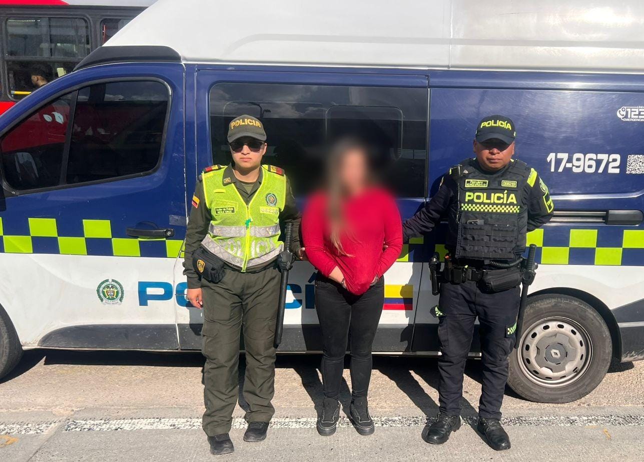 mujer capturada junto a un policía