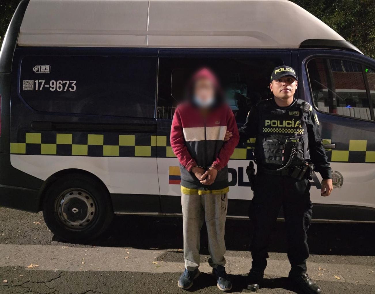 hombre capturado junto a un policía