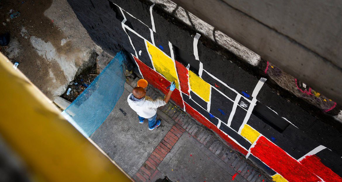 Un hombre pintando un puente