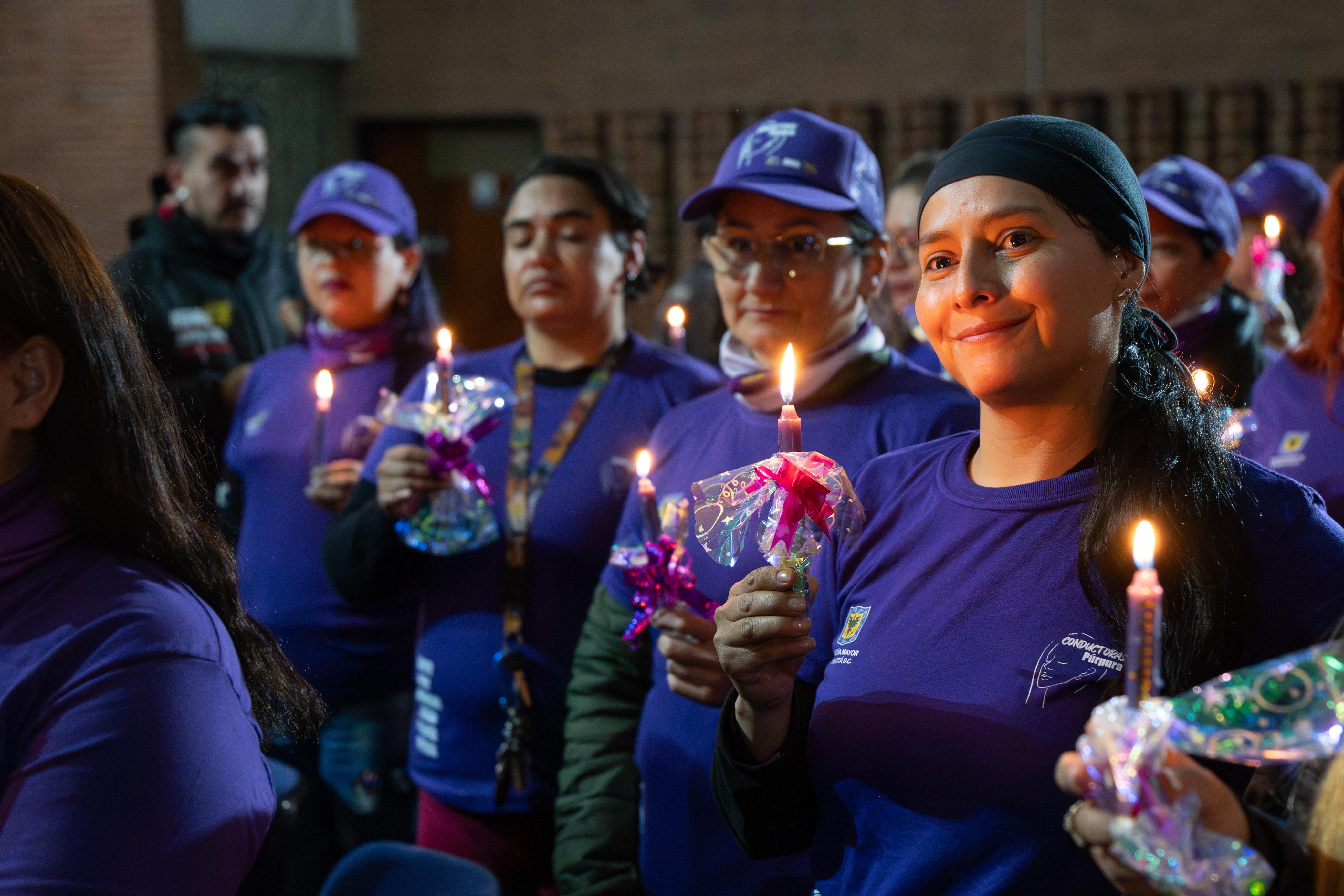40 mujeres del colectivo ‘Conductoras Púrpura’ se unieron a un Pacto de Corresponsabilidad para prevenir la violencia de género en Bogotá 40 mujeres del colectivo ‘Conductoras Púrpura’ se unieron a un Pacto de Corresponsabilidad para prevenir la violencia de género en Bogotá