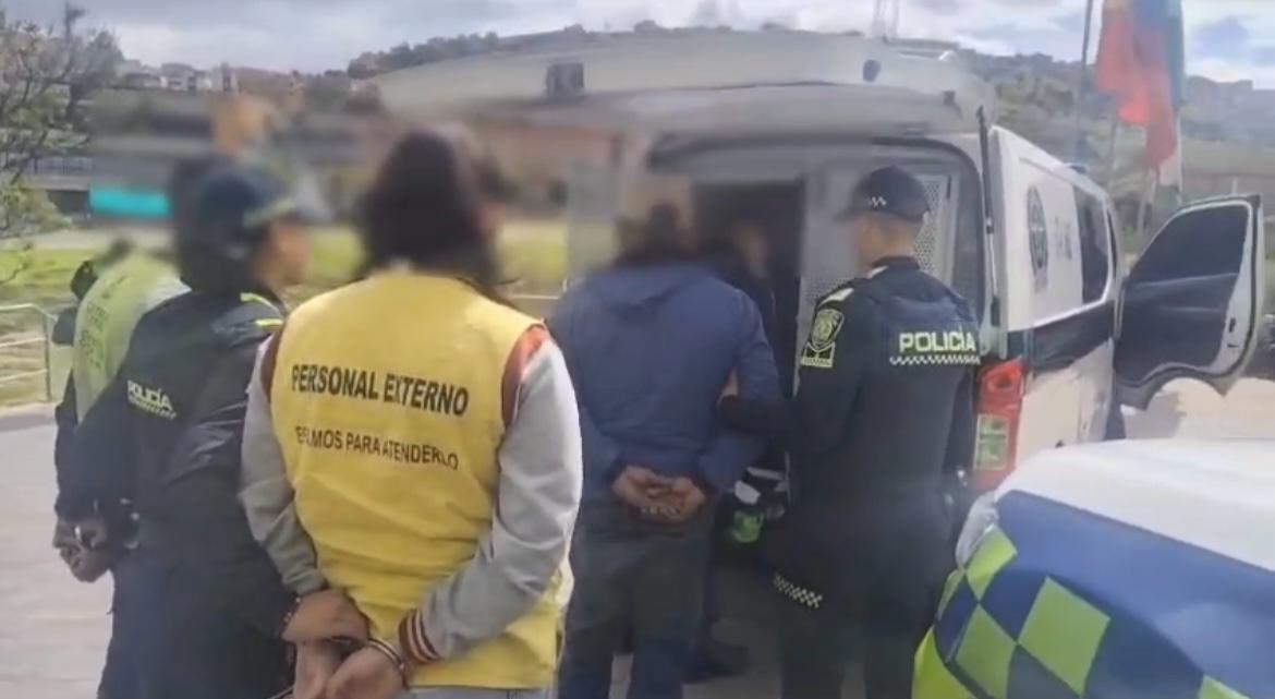 Capturados tres delincuentes que haciéndose pasar por contratistas intentaron robar barreras de seguridad vial Capturados tres delincuentes que haciéndose pasar por contratistas intentaron robar barreras de seguridad vial