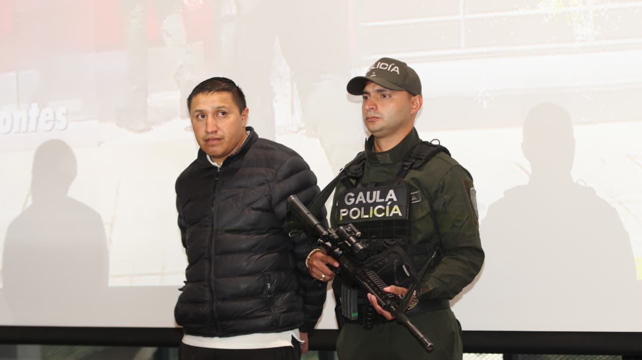 hombre capturado junto a un policía
