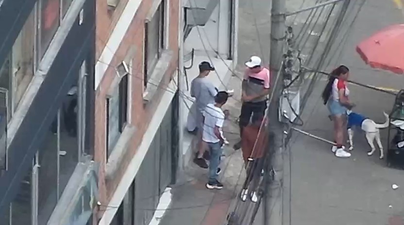 Un dron los dejó al descubierto: poste de luz era usado de caleta para vender droga en Los Mártires; hay cuatro capturados Un dron los dejó al descubierto: poste de luz era usado de caleta para vender droga en Los Mártires; hay cuatro capturados