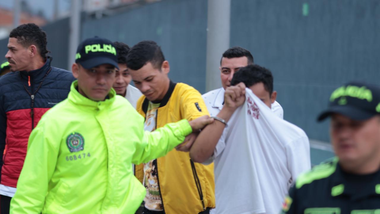 Varios hombres capturados junto a varios policías