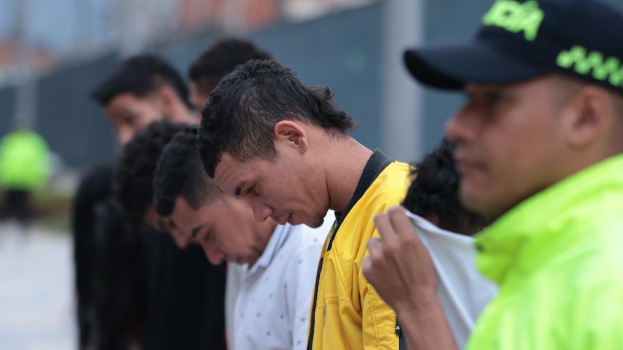 Varios hombres capturados junto a varios policías