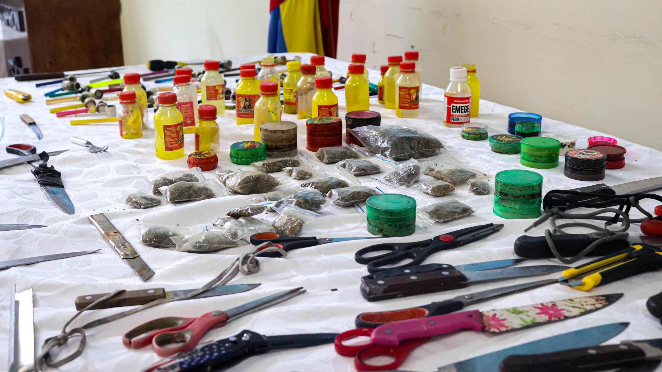 Más de 3.000 armas cortopunzantes que pertenecían a ciudadanos exhabitantes de calle fueron entregadas a la Policía para su destrucción Más de 3.000 armas cortopunzantes que pertenecían a ciudadanos exhabitantes de calle fueron entregadas a la Policía para su destrucción