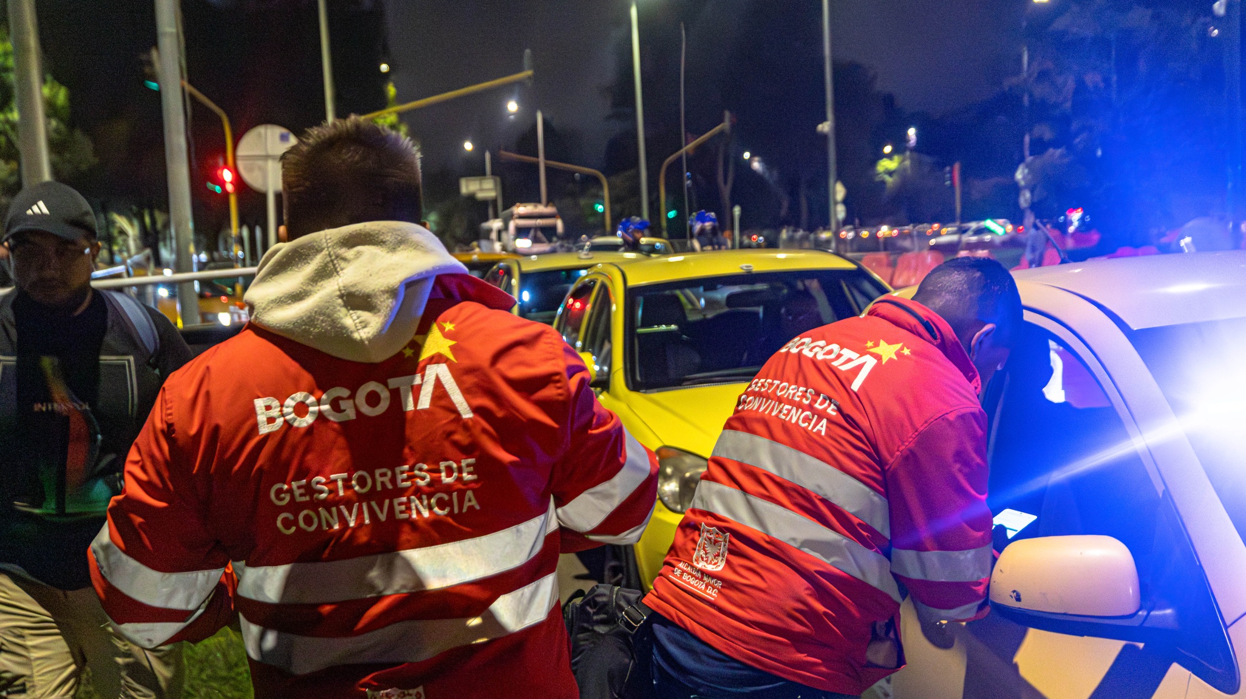 Segundo día del Estéreo Picnic: Gestores de Convivencia acompañaron a ciudadanos a tomar transporte público en zonas seguras Tres hombres a las afueras del estéreo picnic