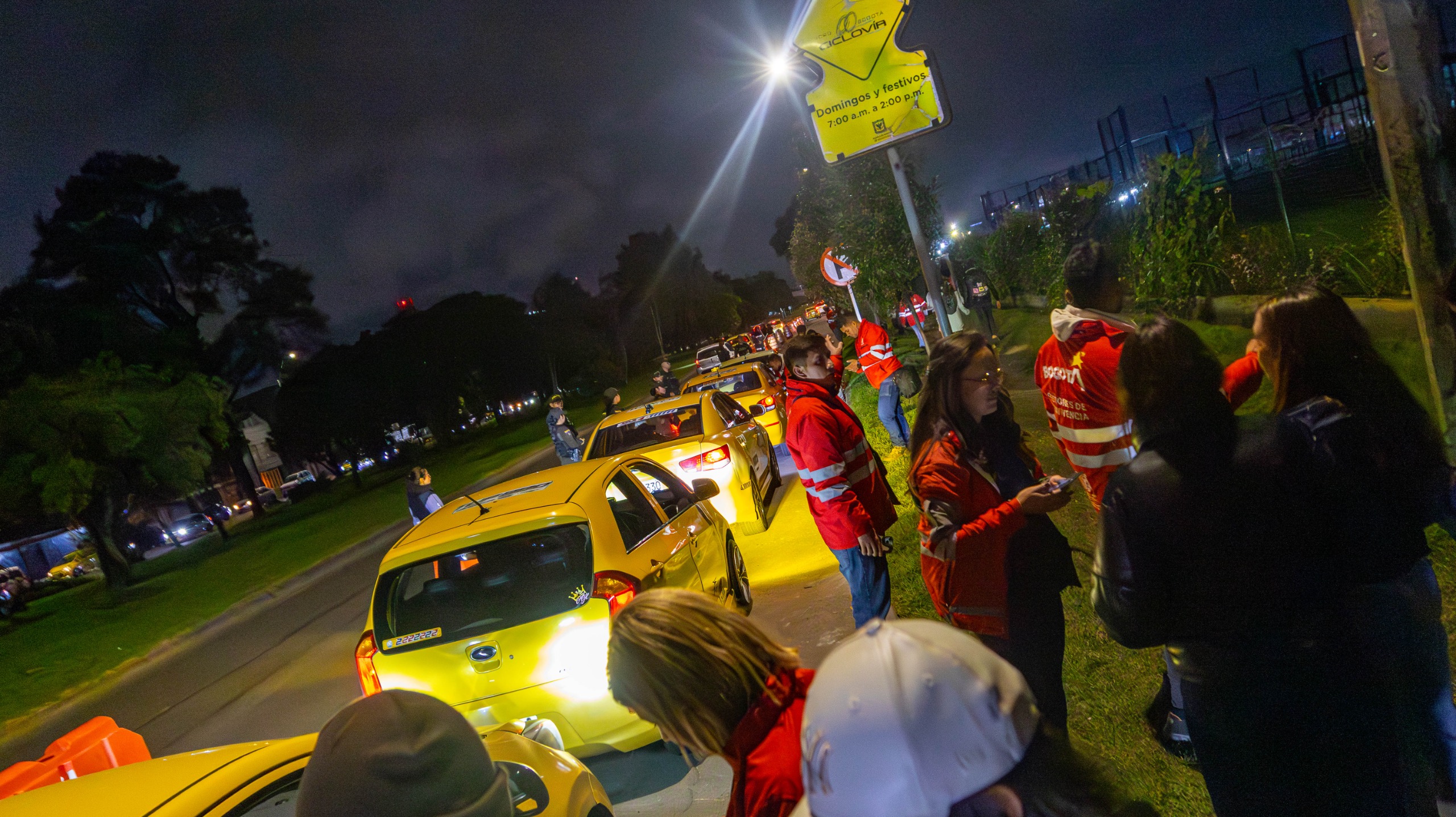 Segundo día del Estéreo Picnic: Gestores de Convivencia acompañaron a ciudadanos a tomar transporte público en zonas seguras Varios hombres y mujeres a las afueras del estéreo picnic