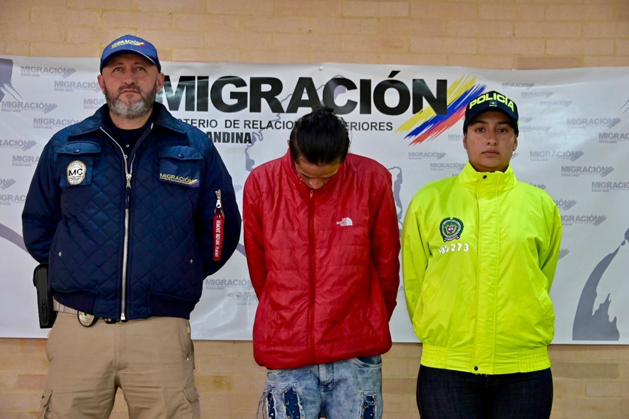 hombre capturado junto a un policía y un funcionario de migración Colombia
