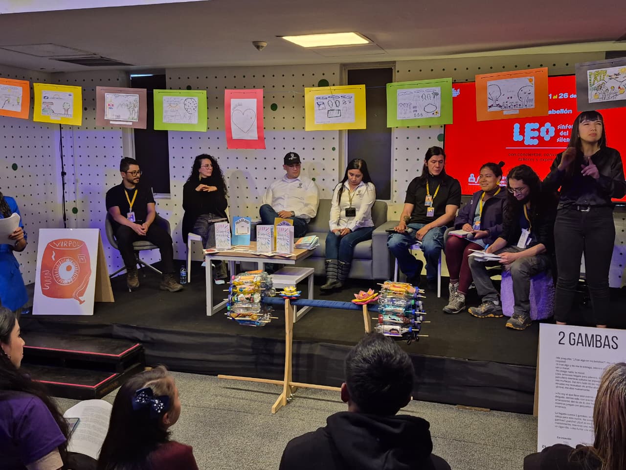 Varias personas reunidas en una conferencia
