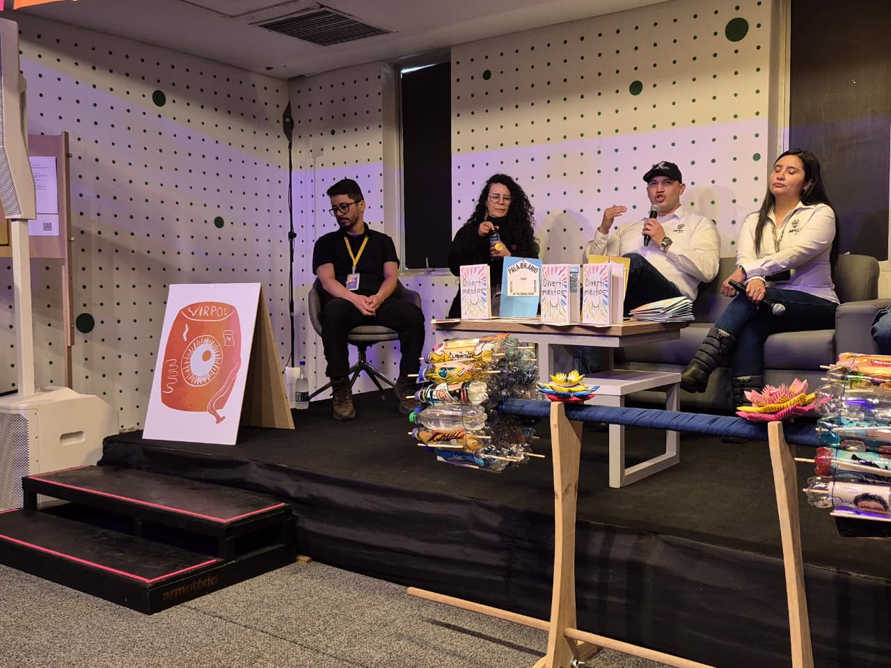Varias personas reunidas en una conferencia