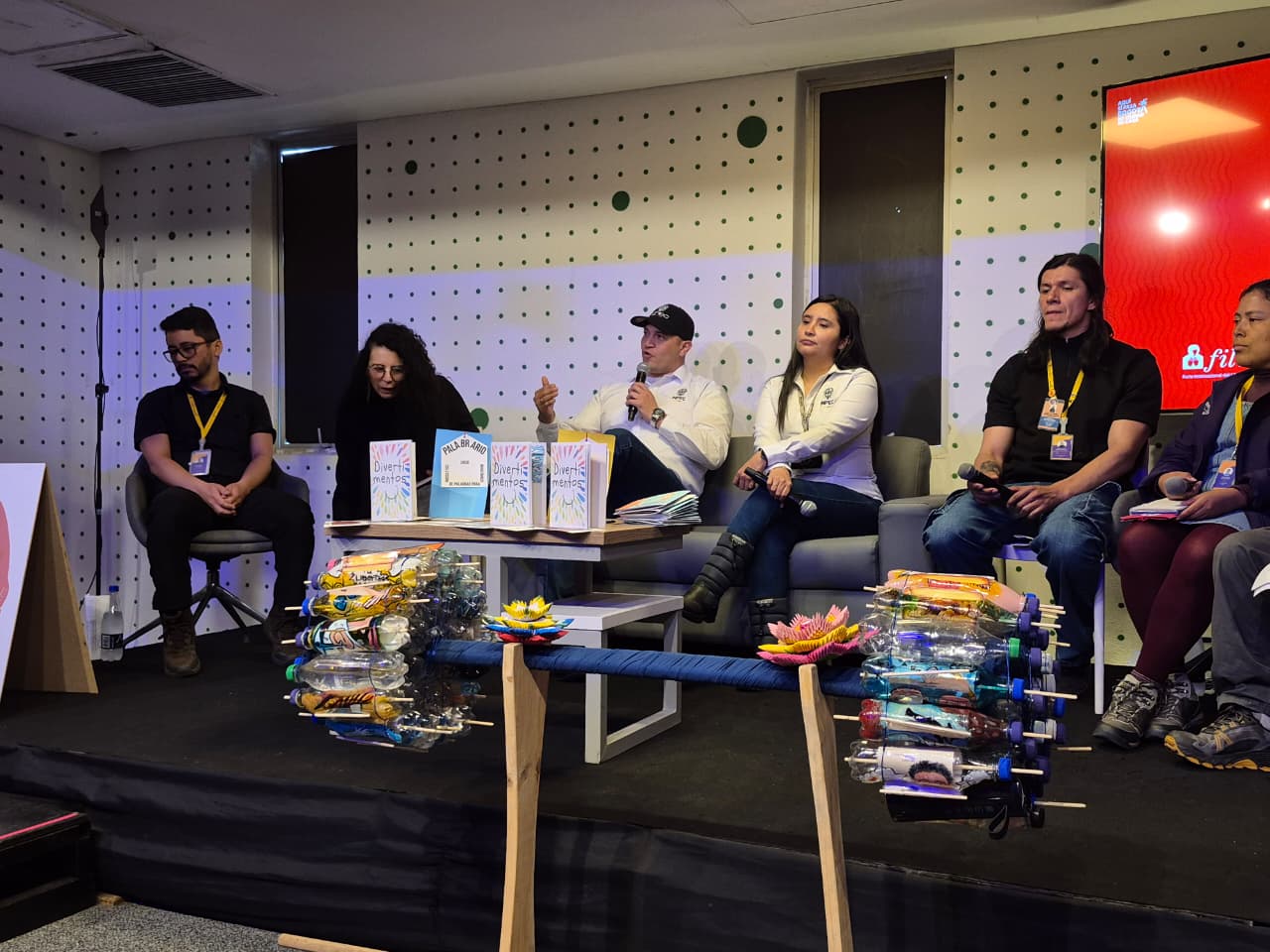 Varias personas reunidas en una conferencia