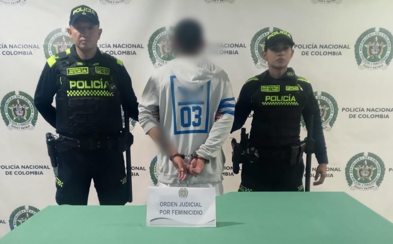 Un hombre capturado junto a dos policías 