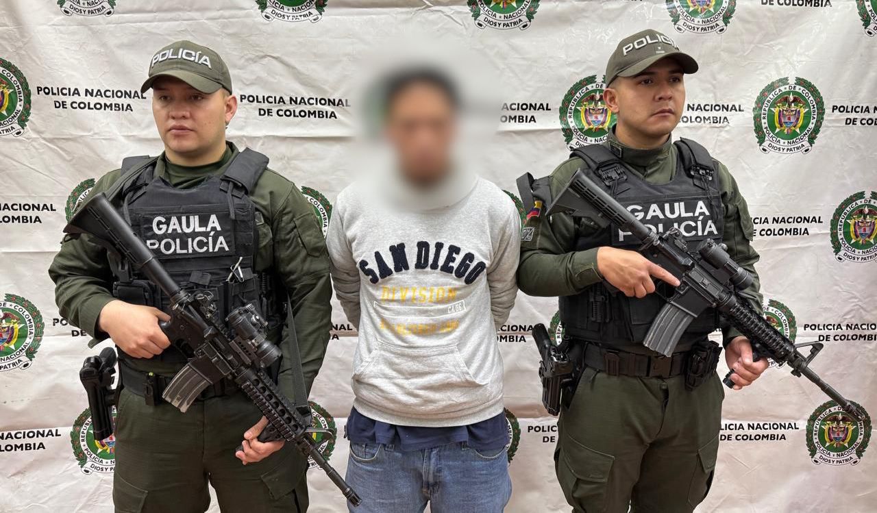 Un hombre capturado junto a dos policías 