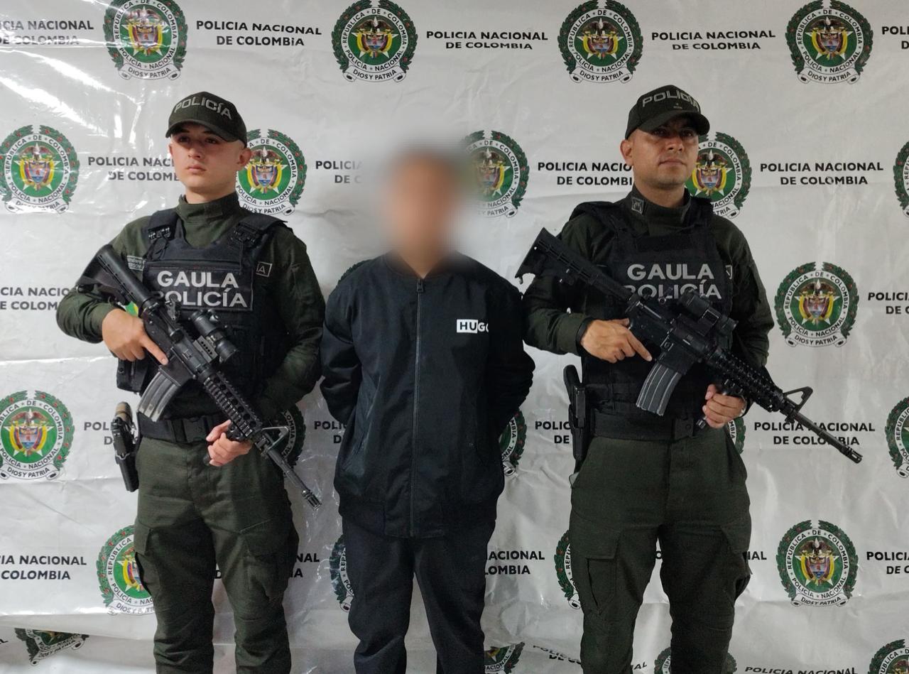 Un hombre capturado junto a dos policías 