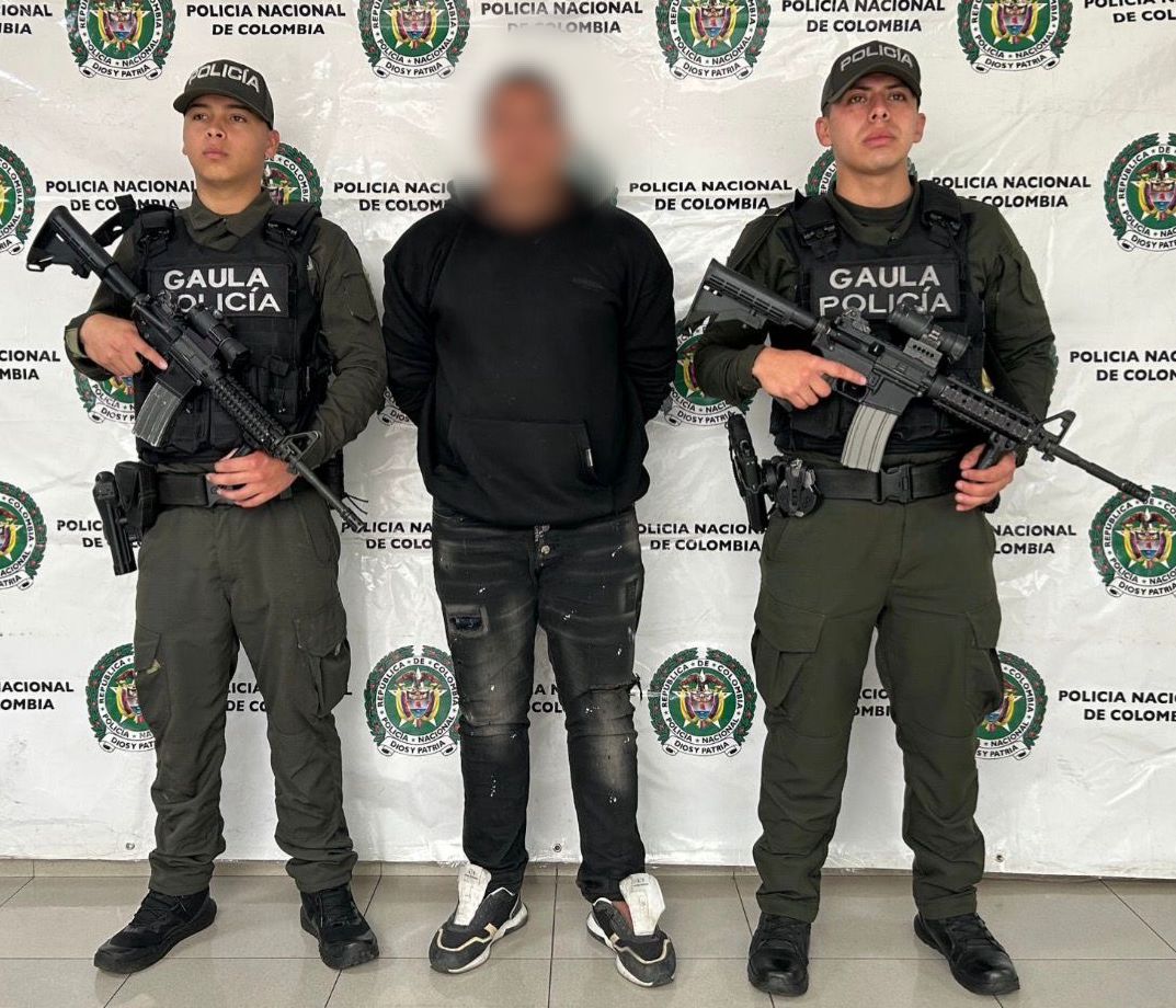 Un hombre capturado junto a dos policías 