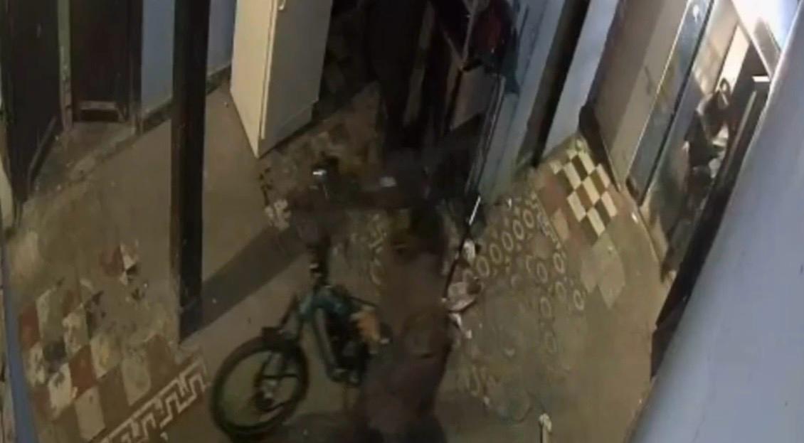 Una persona hurtando una bicicleta de un pagadiario