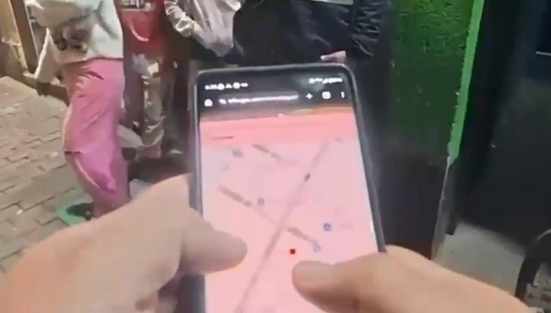 Una persona sosteniendo un celular 
