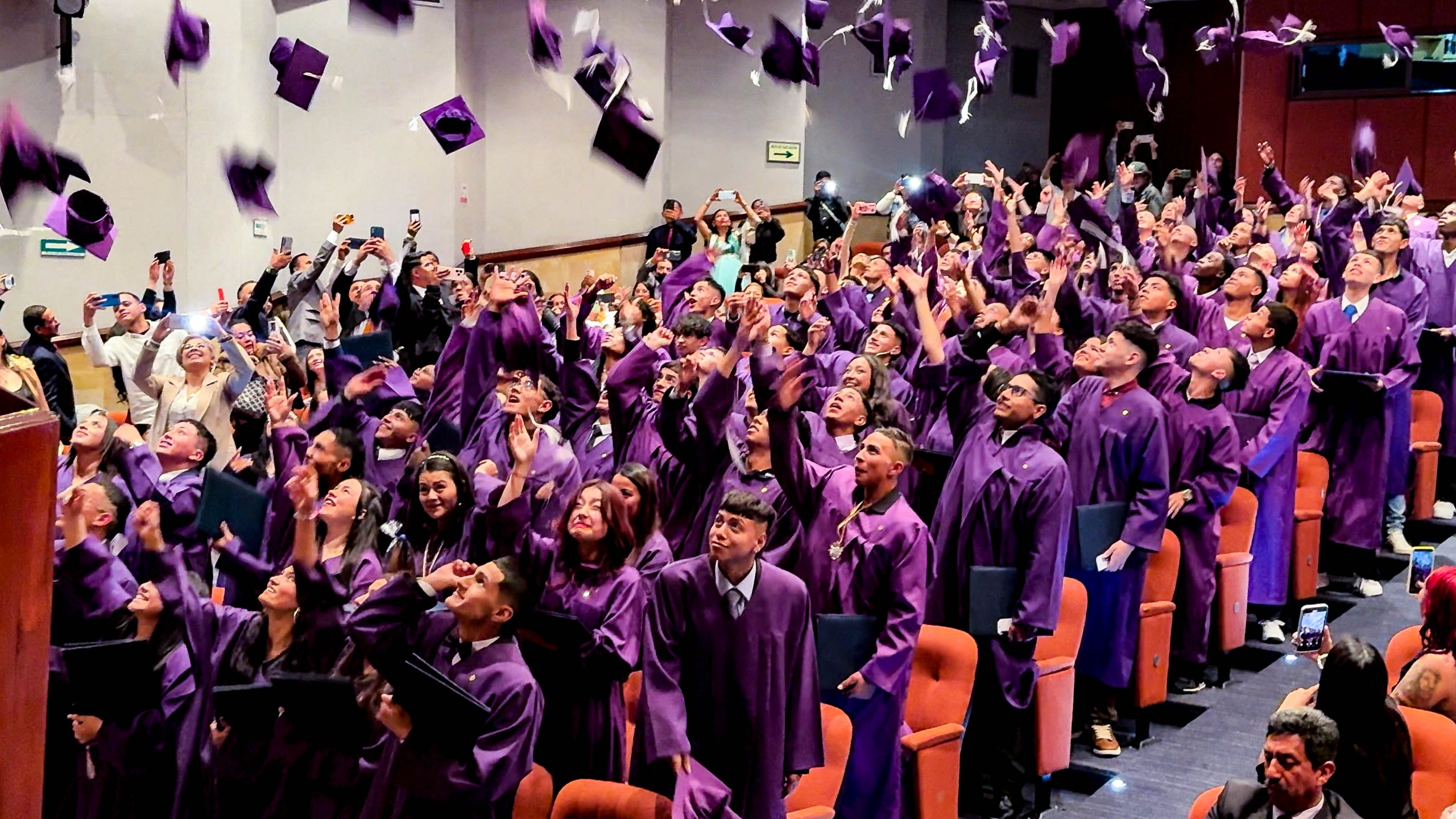 Más de 90 jóvenes de Bogotá se graduaron como bachilleres gracias a un modelo de educación restaurativa Más de 90 jóvenes de Bogotá se graduaron como bachilleres gracias a un modelo de educación restaurativa