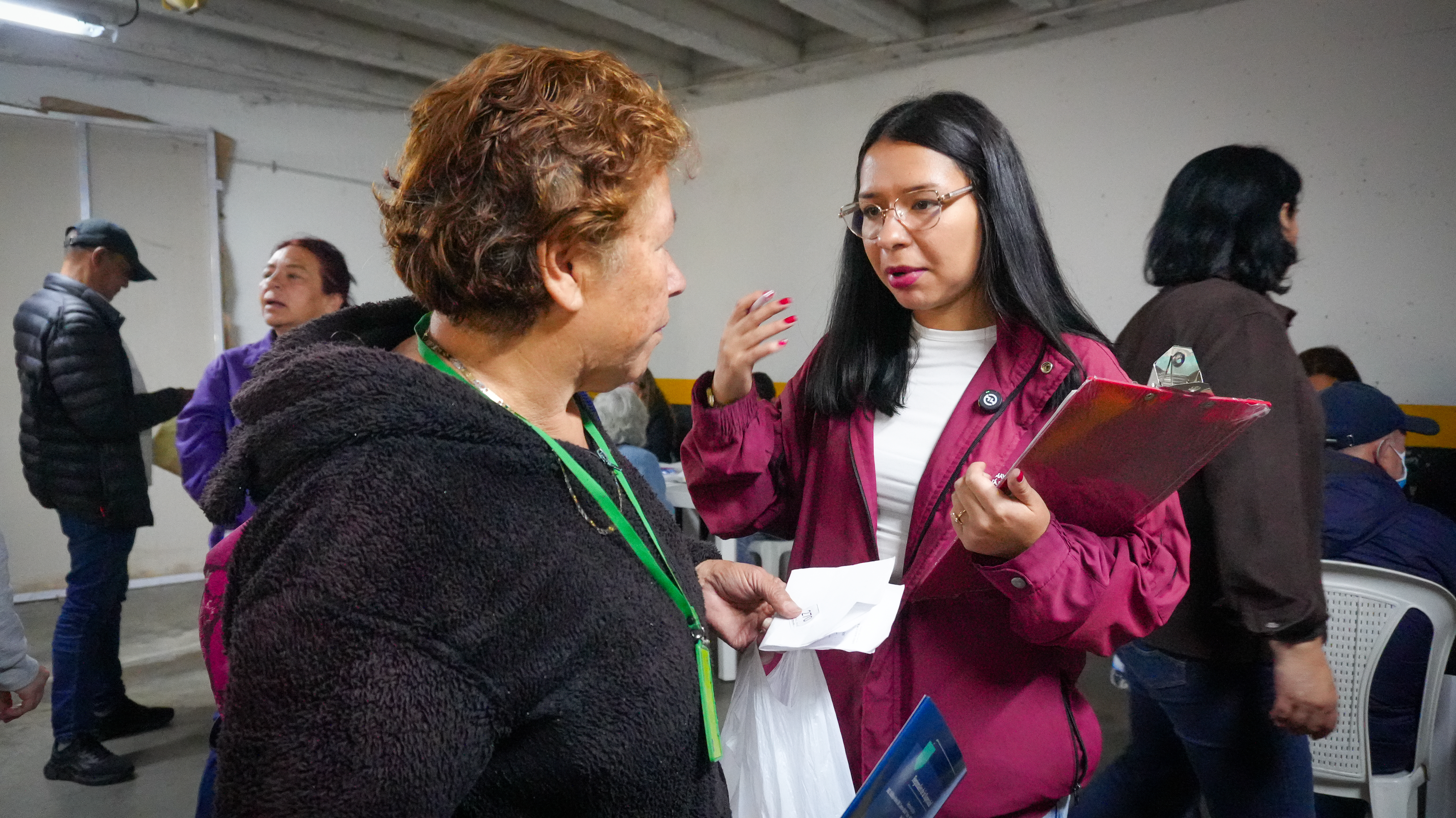 La historia de Griselda Ruiz y cerca de 300 ciudadanos que resolvieron trámites de salud en la Casa de Justicia de Los Mártires Dos mujeres hablando