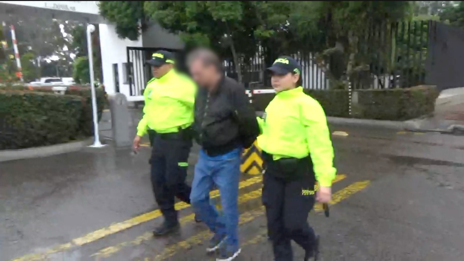 Desmantelado grupo delincuencial dedicado a la falsificación de pesos y dólares en Bogotá Un hombre capturado junto a dos policías