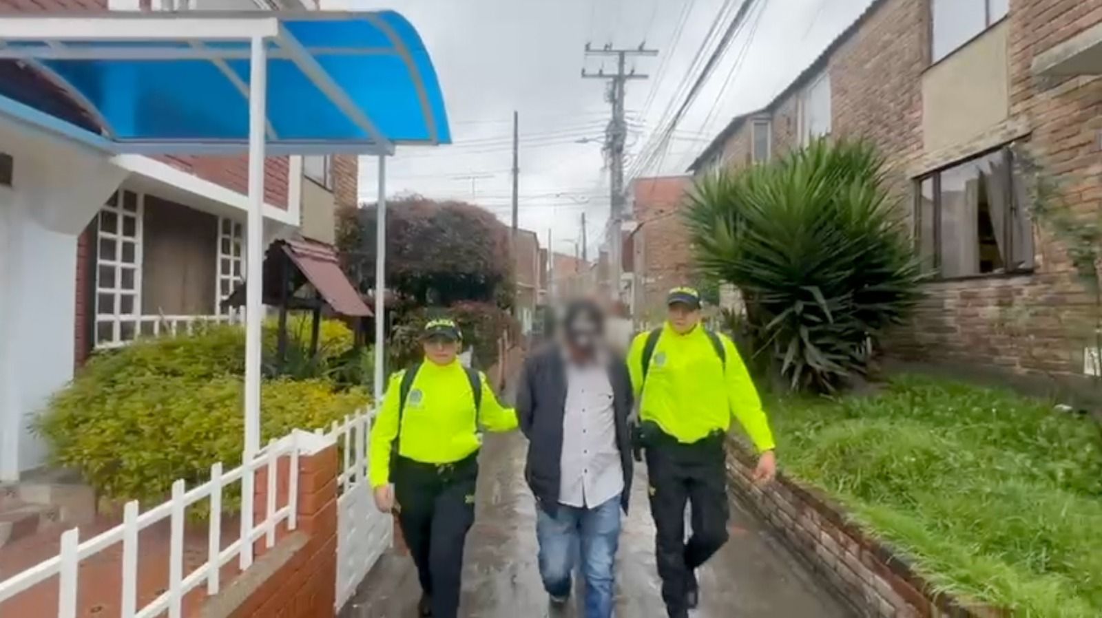 Desmantelado grupo delincuencial dedicado a la falsificación de pesos y dólares en Bogotá Un hombre capturado junto a dos policías