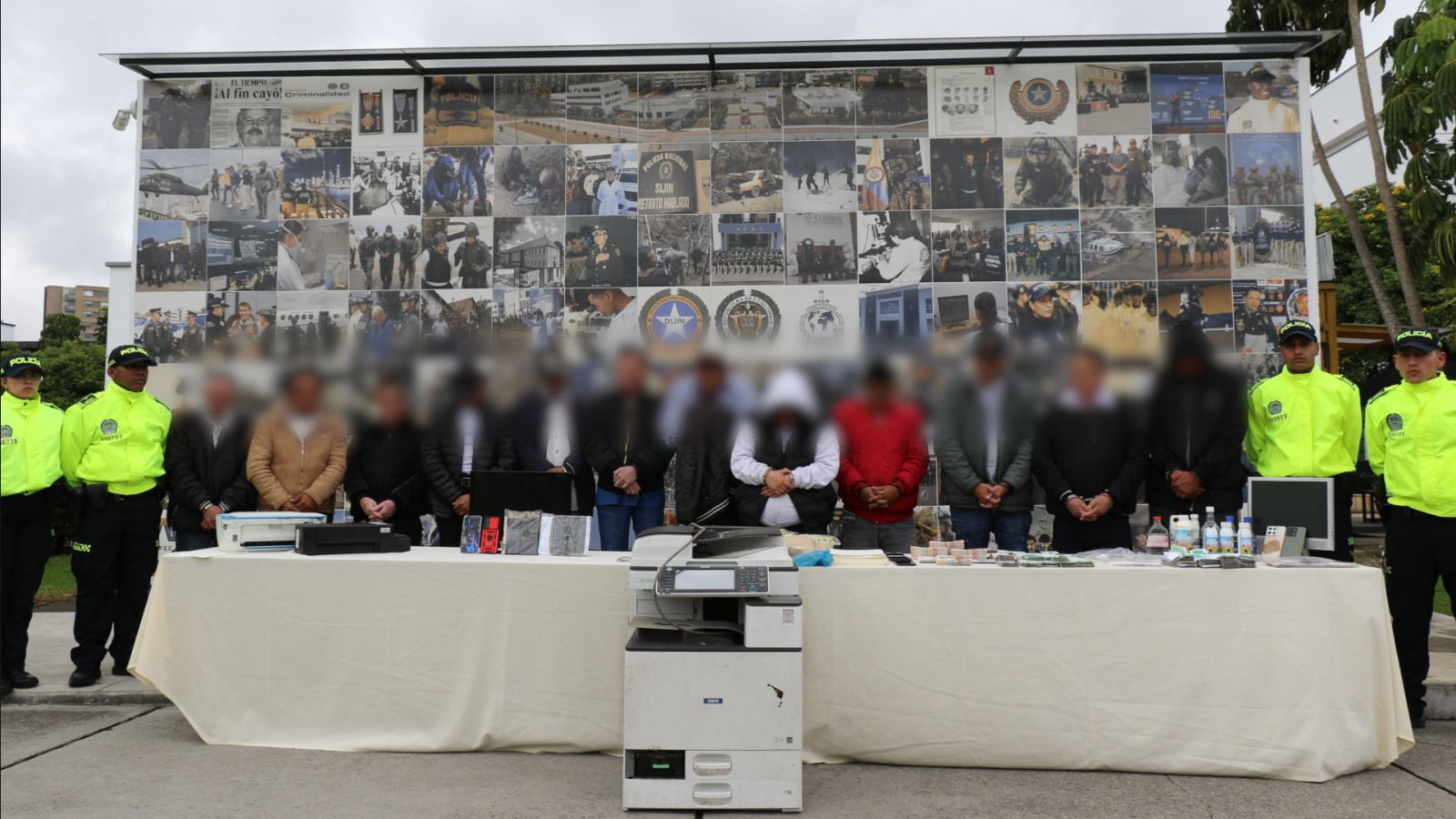 Desmantelado grupo delincuencial dedicado a la falsificación de pesos y dólares en Bogotá Grupo de 12 capturados junto a cuatro policías
