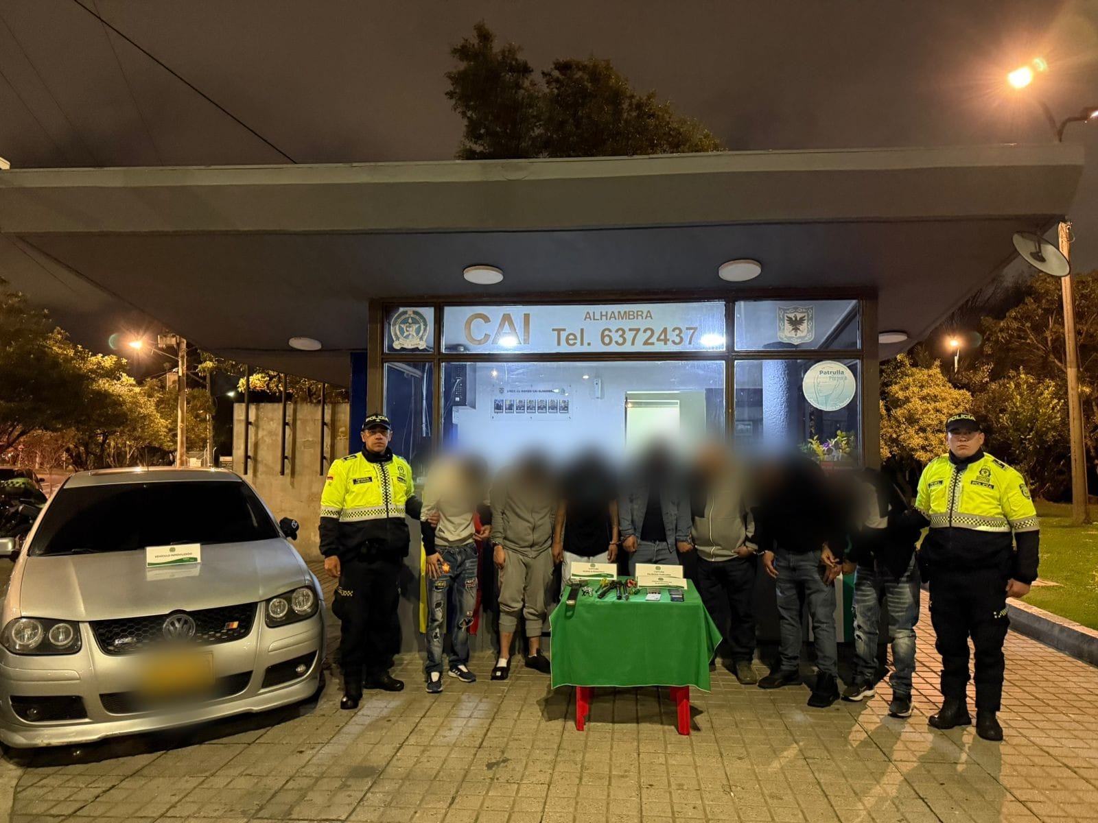 Bogotá sigue firme en la lucha contra el crimen. Esta semana, operaciones coordinadas entre la Policía y la Secretaría de Seguridad permitieron capturas a 340 personas y desarticular estructuras delincuenciales, recuperar bienes y proteger a menores de edad. Estas son algunas de las principales capturas: “Halcón” permite recuperar 8 motos y capturar a dos personas La Policía Metropolitana de Bogotá logró la recuperación de ocho motocicletas que habían sido hurtadas en diferentes localidades de la ciudad y la captura de dos hombres, de 28 y 29 años de edad, por los delitos de hurto y receptación. Los hechos se registraron en la invasión Hollywood, donde los uniformados realizaban labores de registro y control. Durante el operativo, la central de radio alertó sobre el hurto reciente de una motocicleta. Gracias al sistema GPS y al despliegue aéreo del Halcón, junto con las patrullas en tierra, las autoridades lograron ubicar el vehículo. En el lugar fueron sorprendidos dos hombres empujando la motocicleta Bogotá sigue firme en la lucha contra el crimen. Esta semana, operaciones coordinadas entre la Policía y la Secretaría de Seguridad permitieron capturas a 340 personas y desarticular estructuras delincuenciales, recuperar bienes y proteger a menores de edad. Estas son algunas de las principales capturas: “Halcón” permite recuperar 8 motos y capturar a dos personas La Policía Metropolitana de Bogotá logró la recuperación de ocho motocicletas que habían sido hurtadas en diferentes localidades de la ciudad y la captura de dos hombres, de 28 y 29 años de edad, por los delitos de hurto y receptación. Los hechos se registraron en la invasión Hollywood, donde los uniformados realizaban labores de registro y control. Durante el operativo, la central de radio alertó sobre el hurto reciente de una motocicleta. Gracias al sistema GPS y al despliegue aéreo del Halcón, junto con las patrullas en tierra, las autoridades lograron ubicar el vehículo. En el lugar fueron sorprendidos dos hombres empujando la motocicleta dentro del lote, por lo que fueron capturados y puestos a disposición de la autoridad competente. Además, en el sitio se hallaron otras siete motocicletas y herramientas utilizadas, al parecer, para violentar los sistemas de encendido. Capturados “rompevidrios” en la localidad de Antonio Nariño Las voces de auxilio de la ciudadanía alertaron a los uniformados de Policía del sector de Ciudad Berna sobre un presunto hurto, donde delincuentes habrían aprovechado el cambio de un semáforo para romper los vidrios de un carro y extraído varios elementos. De inmediato se desató una persecución y se activó un Plan Candado que terminó con la interceptación del vehículo en el que huían los presuntos delincuentes, culminando con la captura de tres hombres de entre 27 y 33 años de edad a quienes se les hallaron armas cortopunzantes y los elementos que habían hurtado. Cayó banda de delincuentes que se hacían pasar por contratistas Tres personas fueron capturadas por la Policía Metropolitana de Bogotá en el barrio V