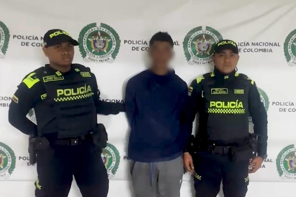 Capturado 'Hombre Araña del Siete de Agosto': quedó grabado en video subido en un poste violentando cámara del C4 Capturado 'Hombre Araña del Siete de Agosto': quedó grabado en video subido en un poste violentando cámara del C4