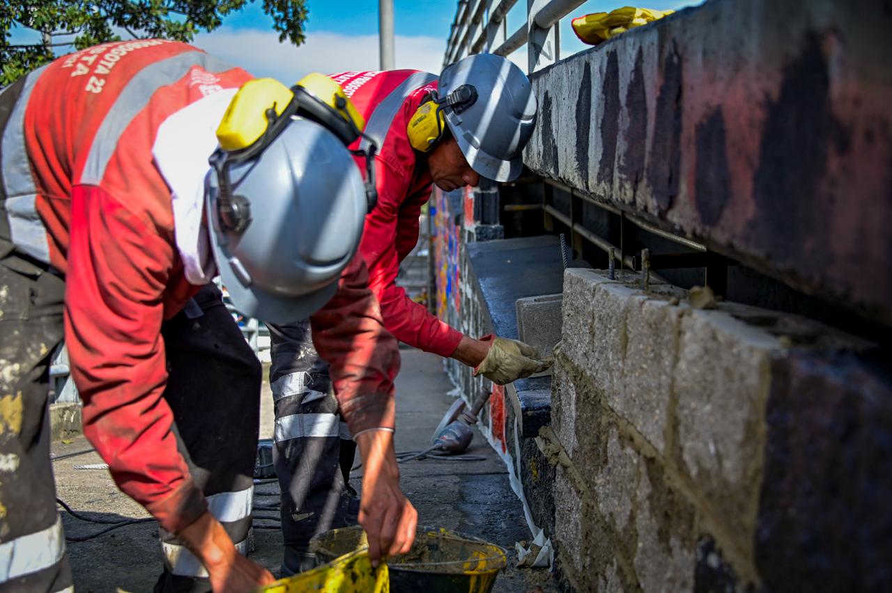 Delincuentes se quedaron sin escondite: fueron sellados huecos en puente de la NQS con calle 19 Delincuentes se quedaron sin escondite: fueron sellados huecos en puente de la NQS con calle 19