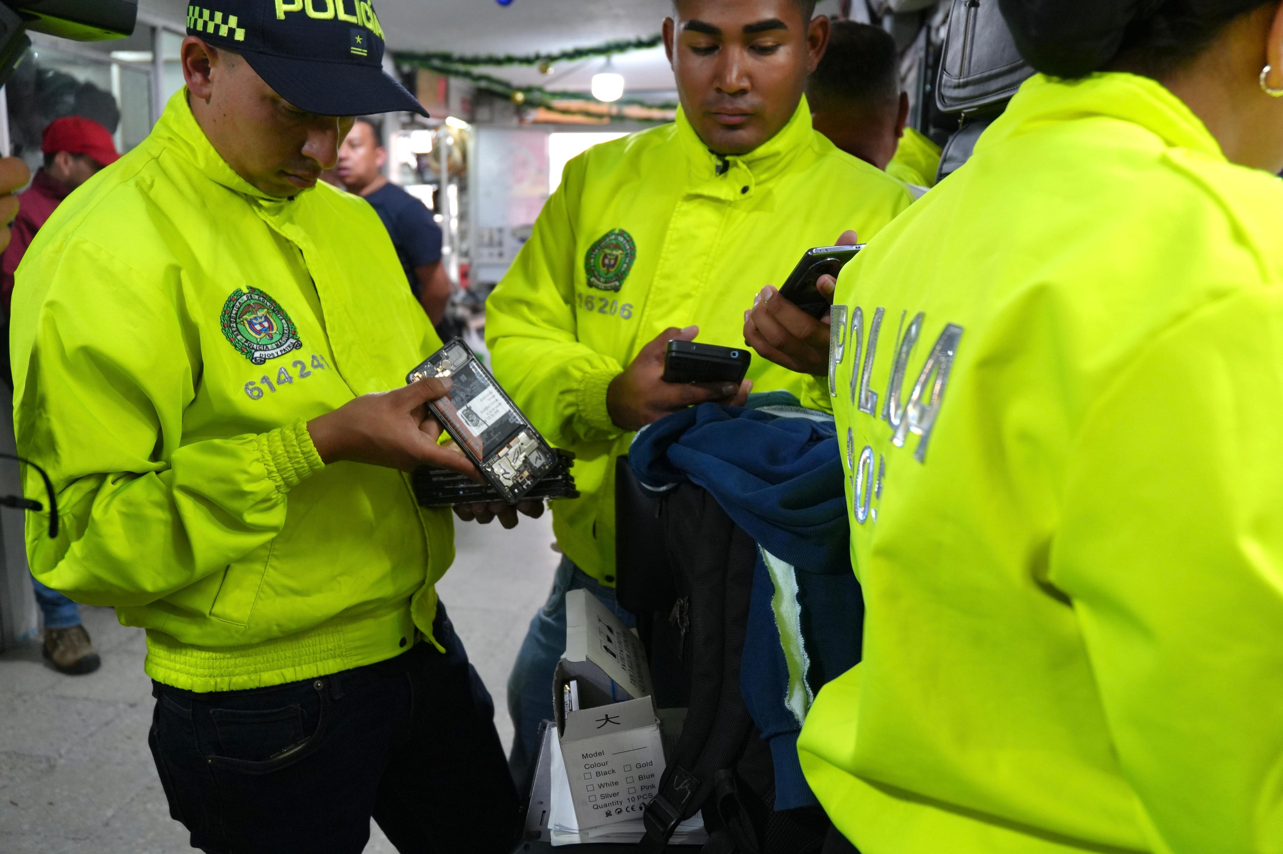 Incautados más de 40 celulares con reporte de hurto y manipulación ilegal en un operativo en San Victorino
