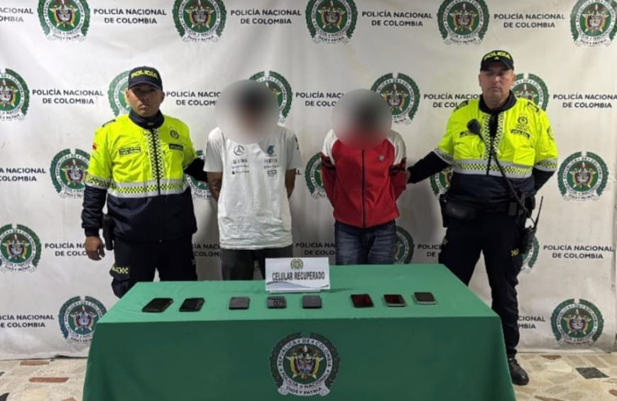Dos capturados tras hurtar a pasajeros de un bus en Kennedy: recuperados 8 celulares Dos capturados tras hurtar a pasajeros de un bus en Kennedy: recuperados 8 celulares