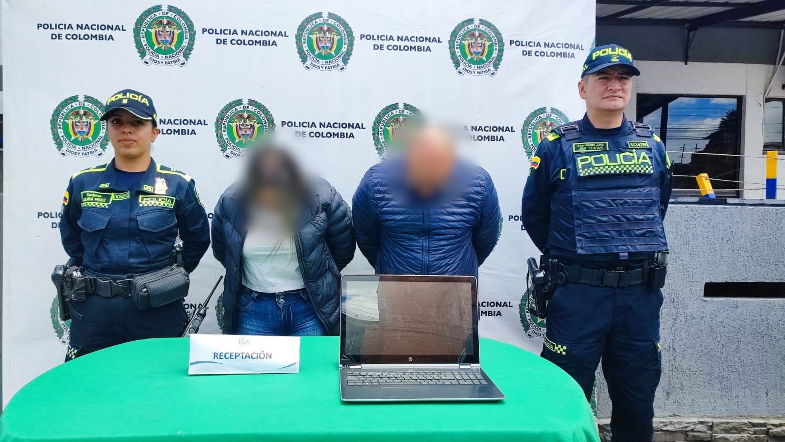 Dos personas capturadas junto a dos policías