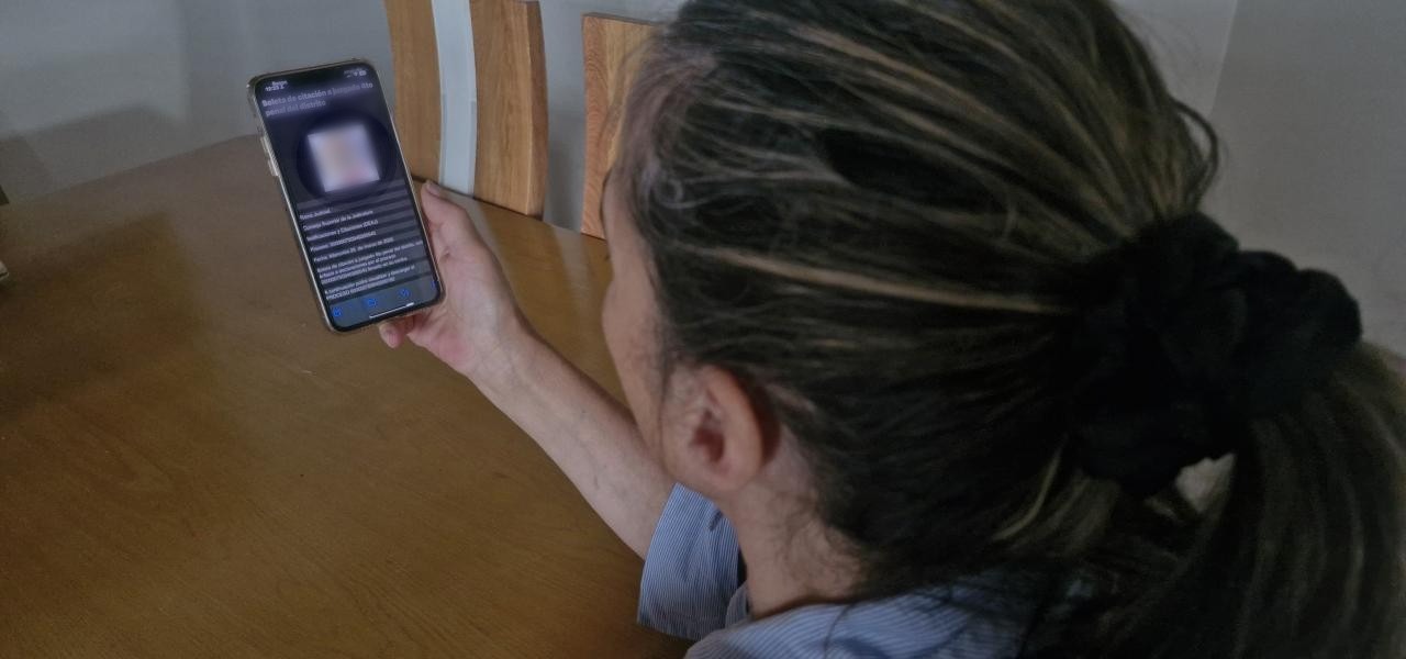 ¿Cuál es la diferencia entre hurto y estafa?: aprenda a identificar estos delitos y por qué es clave saberlo para denunciar a tiempo en Bogotá Mujer mirando un teléfono celular