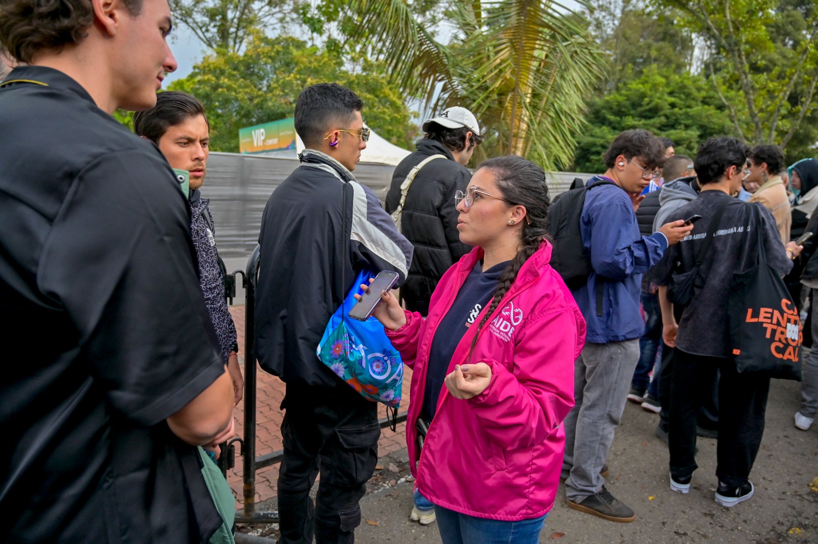 ¿Cuál es la diferencia entre hurto y estafa?: aprenda a identificar estos delitos y por qué es clave saberlo para denunciar a tiempo en Bogotá Una mujer funcionaria de AIDE hablando con varias personas