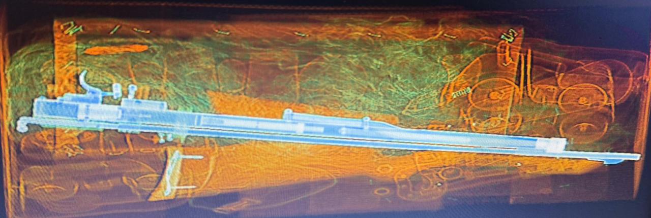 Ocultas en juguetes y ropa, así fueron incautadas dos armas de fuego tipo carabina en Aeropuerto El Dorado en Bogotá