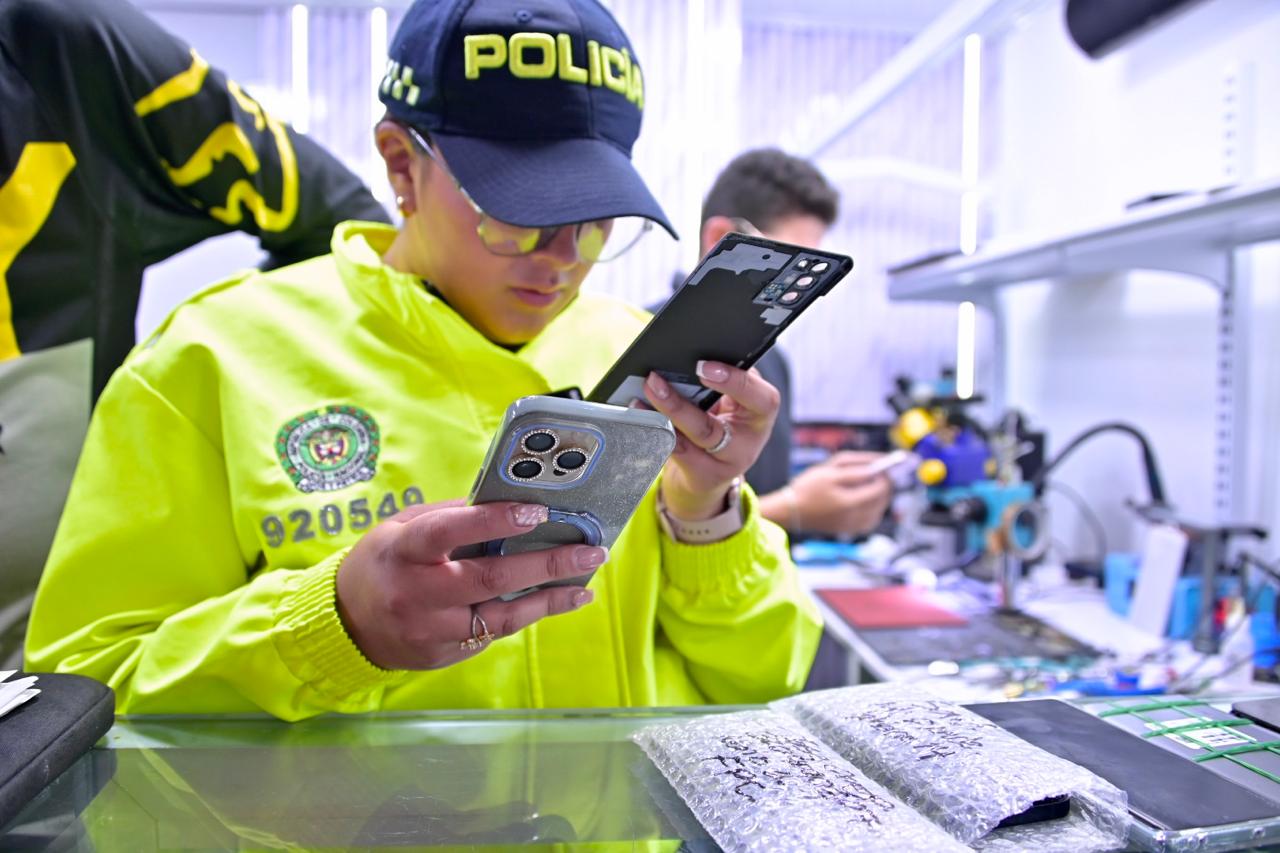 Incautados 21 celulares con reporte de hurto y manipulación en operativo en la Calle 13 en Bogotá