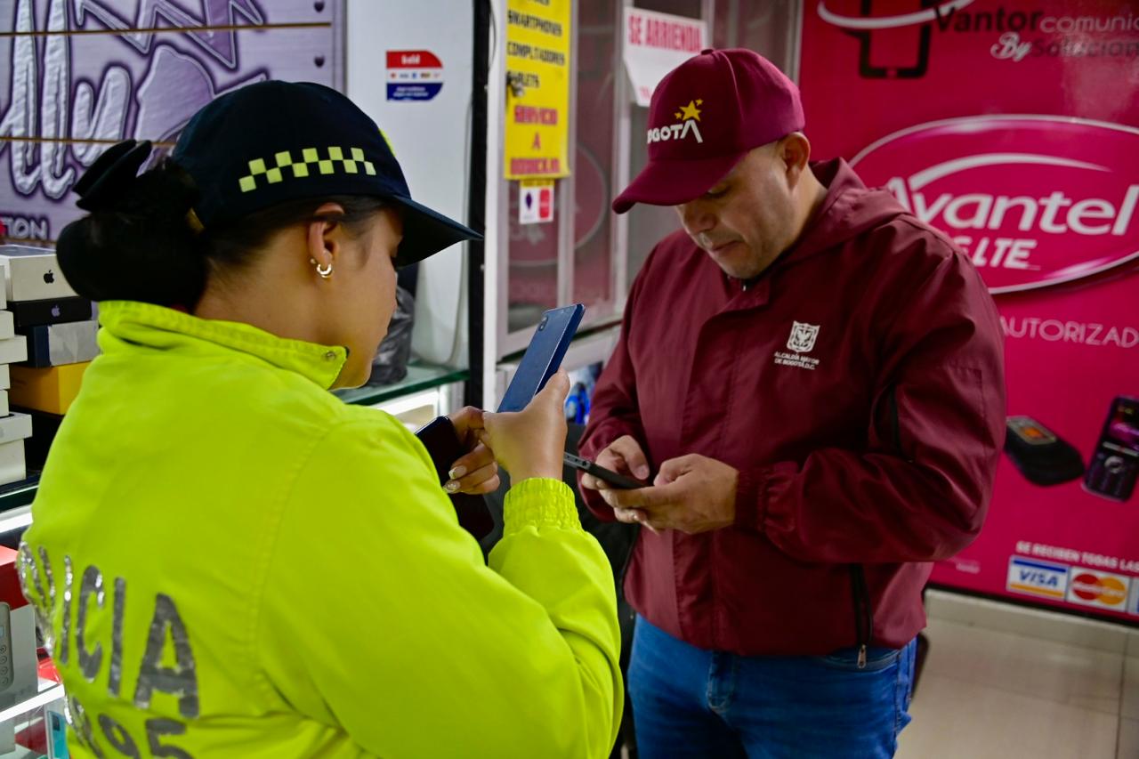 Incautados 21 celulares con reporte de hurto y manipulación en operativo en la Calle 13 en Bogotá