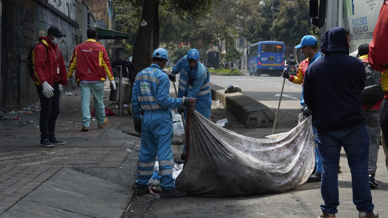 Intervención en punto crítico de basuras en el barrio Santa Fe deja 10 toneladas de residuos recolectadas y cuatro cuadras recuperadas Intervención en punto crítico de basuras en el barrio Santa Fe deja 10 toneladas de residuos recolectadas y cuatro cuadras recuperadas